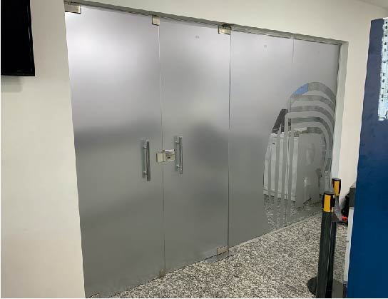 Oficina ploteada cn vinil esmerilado privacidad sin perder luz natural