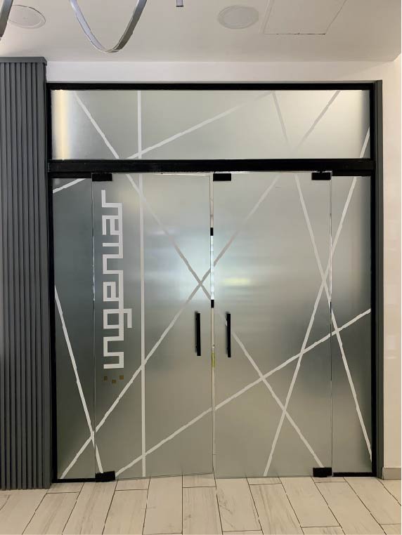 Puerta de oficina ploteada con vinilo esmerilado